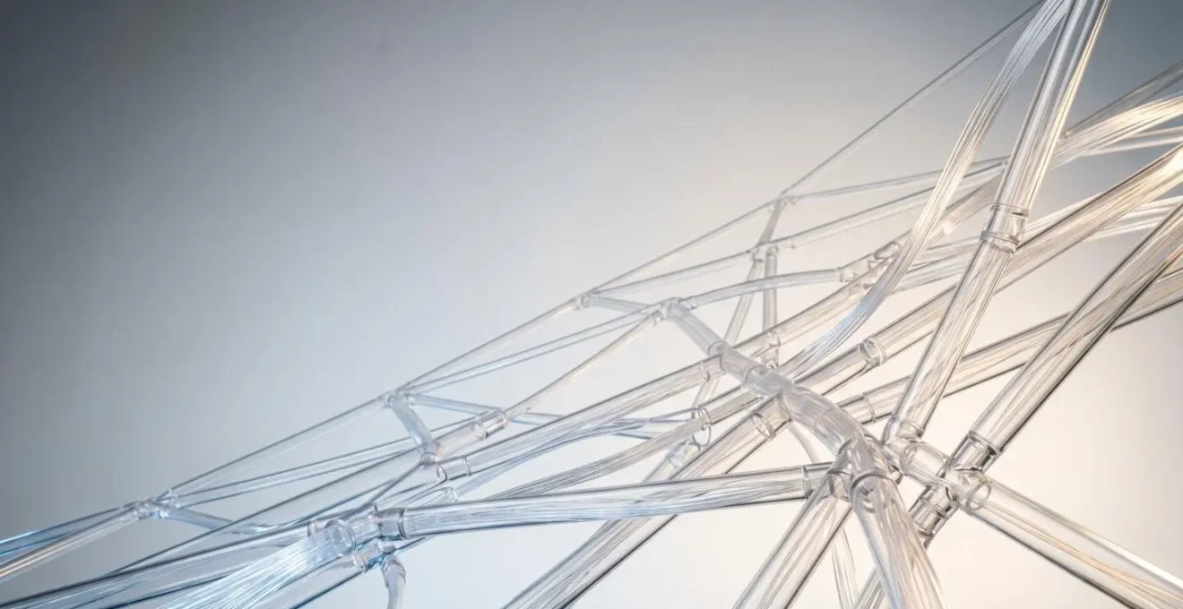 Métaphore visuelle de l'interconnexion et des vulnérabilités en cascade dans la chaîne d'approvisionnement